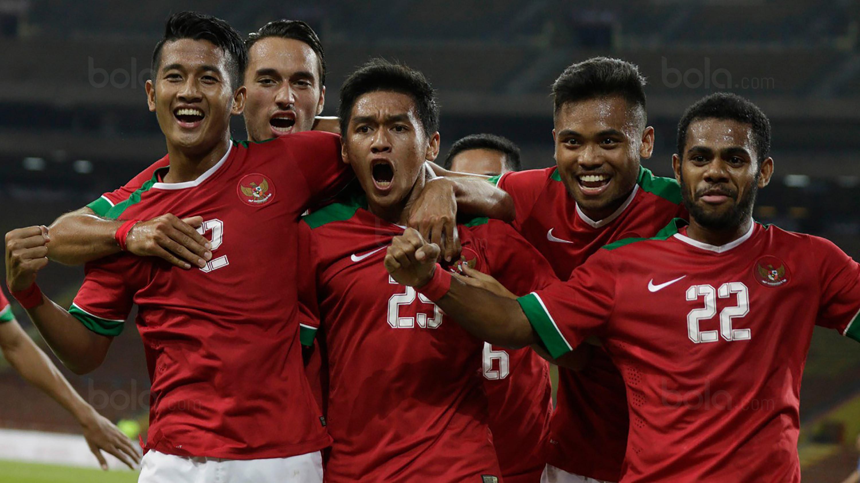 Para pemain Timnas U-22 Indonesia merayakan gol Septian David Maulana saat melawan Filipina pada SEA Games 2017 di Malaysia, (17/8/2017). Timnas U-22 Indonesia menang 3-0. (Bola.com/Vitalis Yogi Trisna)