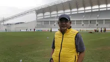 CEO Mitra Kukar, Endri Erawan, memantau latihan jelang laga semi final Piala Presiden 2015 melawan Persib di Stadion Aji Imbut, Tenggarong, Kaltim, Sabtu (3/10/2015). (Bola.com/Vitalis Yogi Trisna)