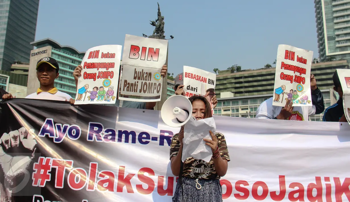 Aktivis Pemuda Untuk Keadilan dan Persatuan Indonesia (PKPI) berorasi saat aksi damai di Bundaran HI, Jakarta, Minggu (28/6/2015). Mereka menolak mantan Gubernur DKI Jakarta Sutiyoso menjadi Kepala BIN. (Liputan6.com/Faizal Fanani)