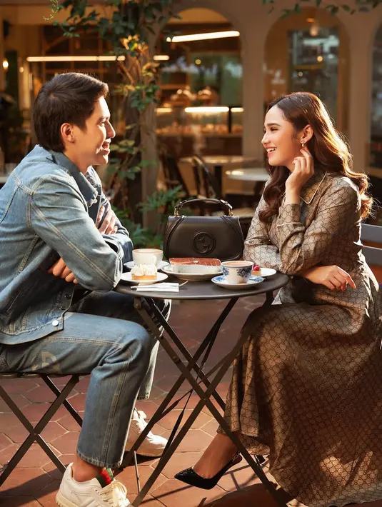 Pasangan ini memilih Gucci sebagai fashion statement mereka dalam pemotretan Valentine. El Rumi tampil effortlessly cool dengan denim-on-denim, gaya klasik yang selalu relevan.  [@syifahadju].