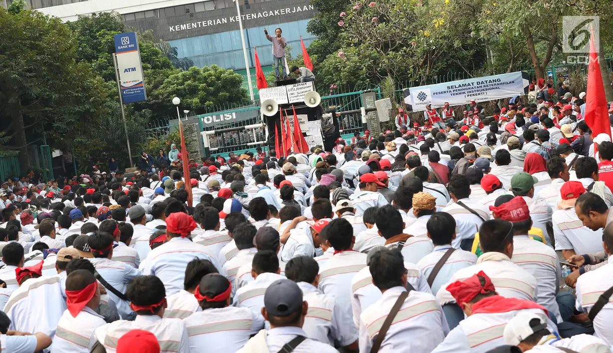 Massa awak mobil tangki (AMT) unjuk rasa di depan gedung Kementerian Ketenagakerjaan, Jakarta, Kamis (6/7). Massa menuntut agar seluruh sopir tangki BBM Pertamina Patra Niaga dan Elnusa Petrofin diangkat karyawan tetap. (Liputan6.com/Immanuel Antonius)