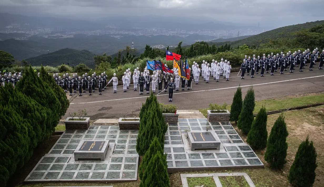 Para penjaga kehormatan militer Taiwan ambil bagian dalam prosesi pemakaman mantan Presiden Lee Teng-hui di Pemakaman Militer Wuzhi Mountain di New Taipei City, Rabu (7/10/2020). Lee, yang dianggap sebagai "bapak demokrasi Taiwan", meninggal Juli lalu di usia 97 tahun. (Military News Agency via AP)