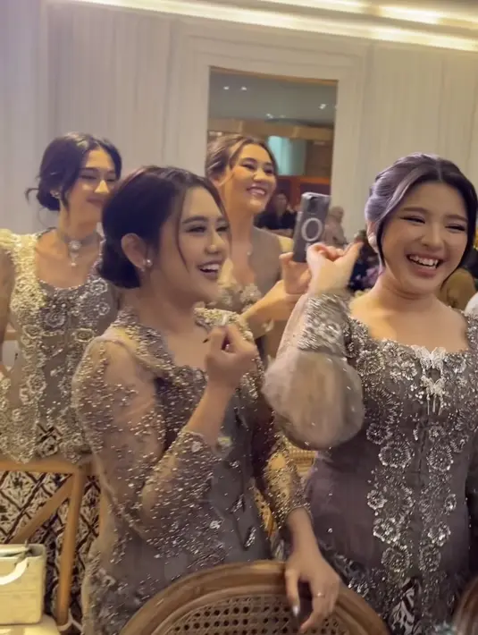 Lalu Ziva mengenakan kebaya model klasik dengan bros. Rambutnya ditata juga bergaya updo. [@nindypricilia]