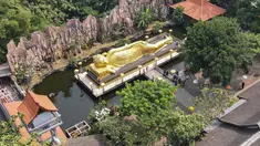 Foto udara ini menunjukkan patung Buddha raksasa di vihara Maha Vihara Mojopahit di Mojokerto pada 4 Juni 2023. (AFP/Bagus Saragih)