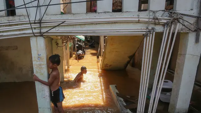 Banjir Rendam Kawasan Bidara Cina, Puluhan Orang Terpaksa Mengungsi