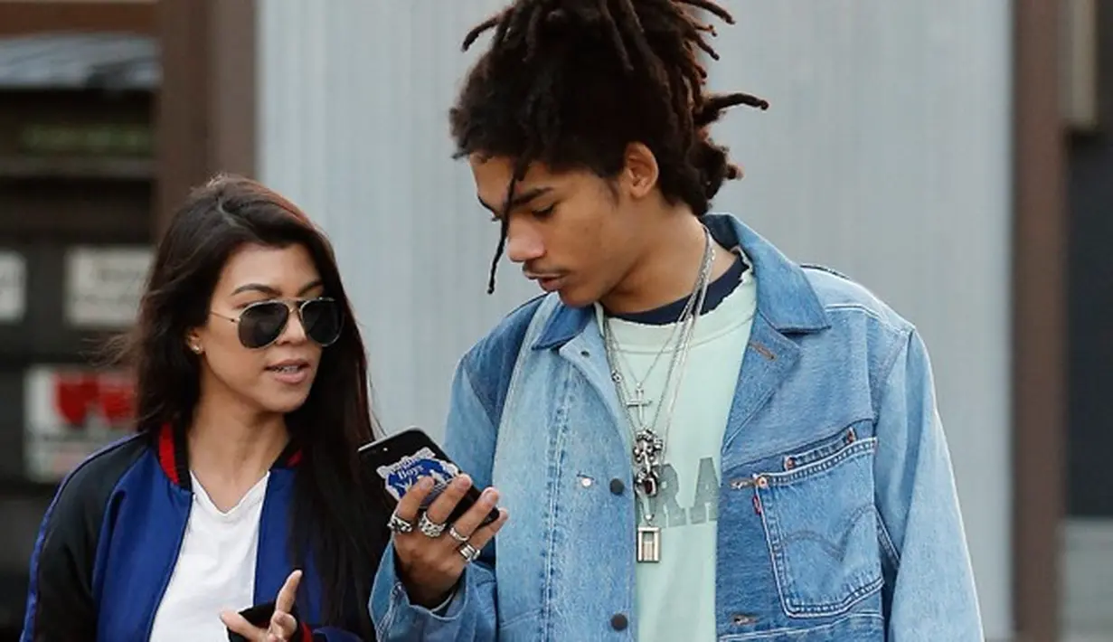 Tak hanya itu, Kourtney yang megencani Lukas yang berumur hampir setengah dari usianya pun menjadi perbincangan. (OK! Magazine)