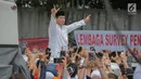 Capres nomor urut 02 Prabowo Subianto tiba di rumah kemenangan kediamannya di Jalan Kertanegara, Kebayoran Baru, Jakarta, Jumat (19/4). Kedatangan Prabowo disambut ribuan pendukungnya yang telah menunggu di Kartanegara dari pagi. (Liputan6.com/Faizal Fanani)