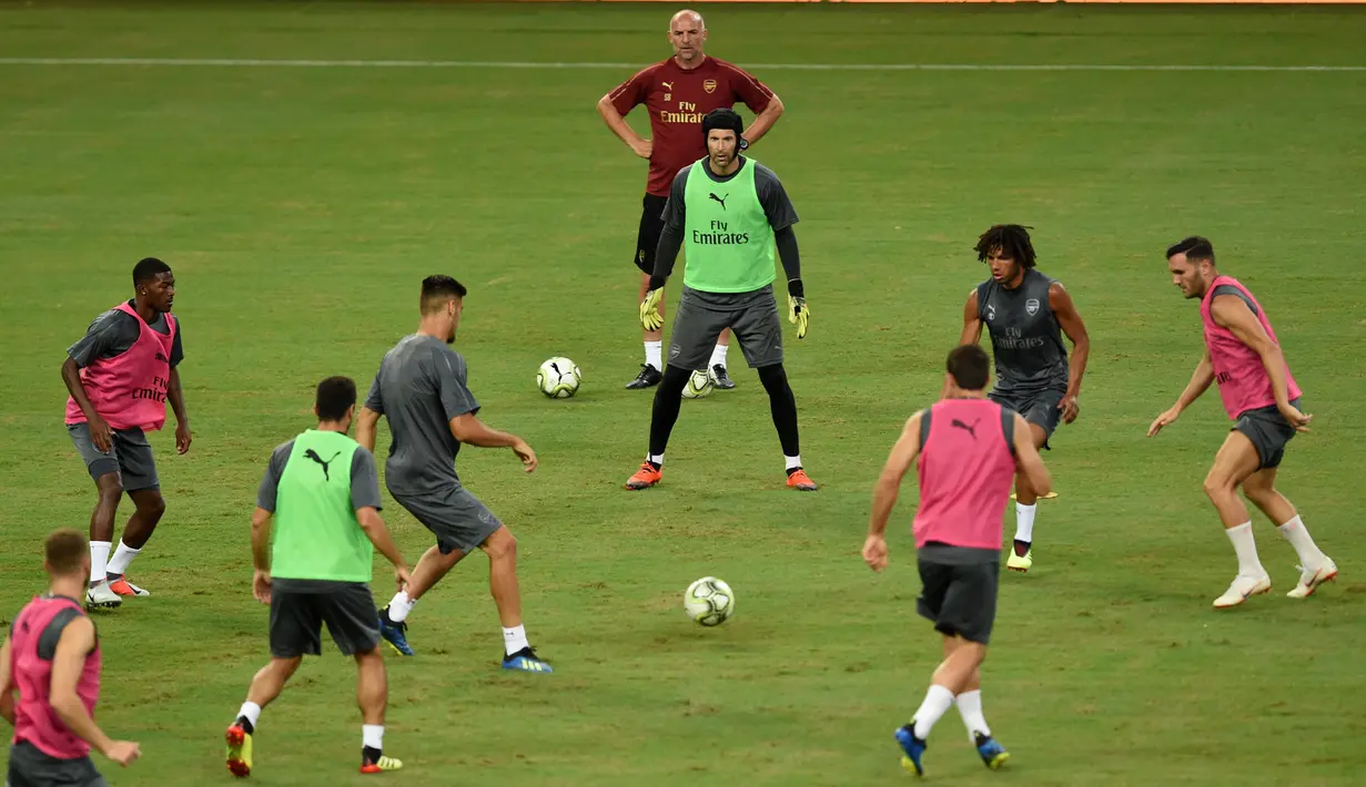 Para pemain Arsenal saat mengikuti sesi latihan tim di Singapura (27/7). Arsenal akan bertanding melawan PSG pada International Champions Cup 28 Juli. (AFP Photo/Roslan Rahman)