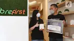 CEO PT. Kobe Nutri Farma (Fibrefirst) Benny Winata (kanan) dan Head of  Marketing Novita Apriani pada acara penghargaan di Jakarta, Selasa (31/8/2021). Selain itu Fibrefirst juga mendapat penghargaan Top Brand Award untuk kategori healthy diet suplemen dengan TBI 47,2%. (Liputan6.com/HO/Fibrefirst)