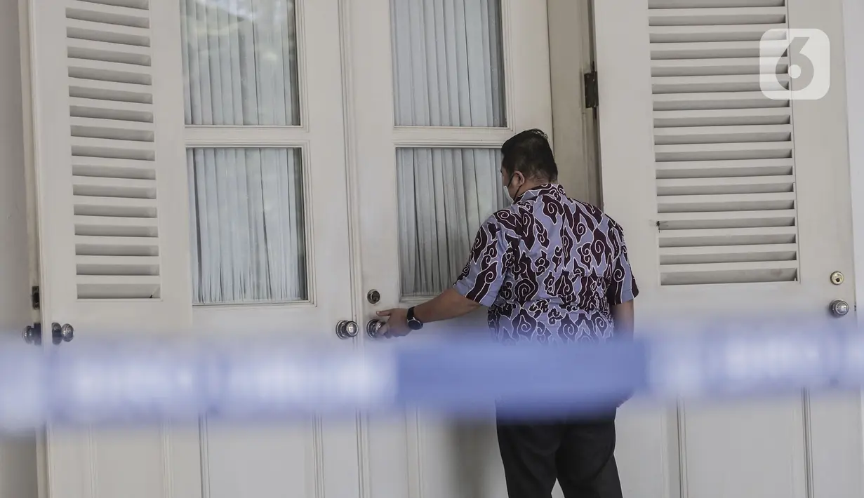 Petugas saat menutup pintu utama Kantor Gubernur Anies Baswedan di Balai Kota, Jakarta, Selasa (1/12/2020). Sementara itu Gedung Utama Balai Kota yang terpisah dengan Kantor Gubernur Anies tetap beroperasi dengan menerapkan protokol kesehatan. (merdeka.com/Iqbal S. Nugroho)