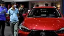 Pengunjung melihat-lihat mobil dalam Pameran Otomotif Internasional China Tengah ke-9 di Zhengzhou, Ibu Kota Provinsi Henan, China tengah, Jumat (12/6/2020). Lebih dari 70 merek mobil dari China dan luar negeri berpartisipasi dalam pameran tersebut. (Xinhua/Zhu Xiang)