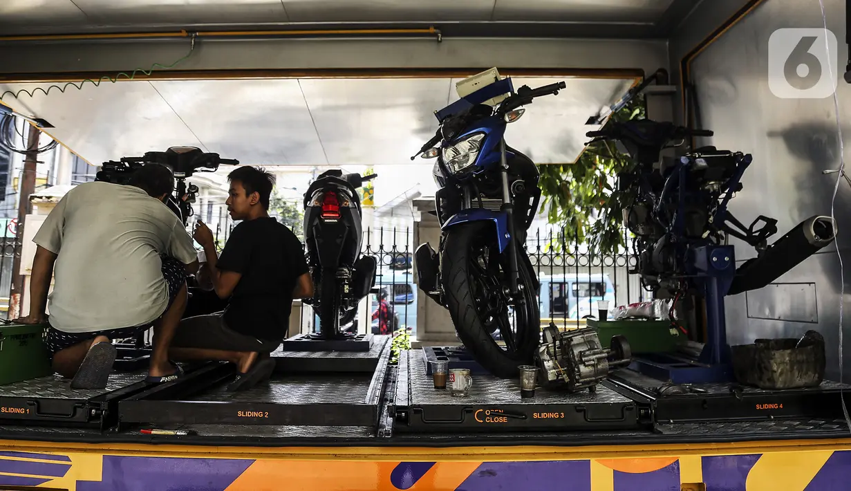 Warga mengikuti pelatihan perbengkelan sepeda motor di Rusun Jatinegara Barat, Jakarta, Kamis (2/6/2022). Pusat Pelatihan Kerja Daerah Jakarta Timur melaksanakan program jemput bola pelatihan perbengkelan secara gratis bagi warga Rusun Jatinegara Barat sebagai upaya mendorong penyiapan tenaga siap kerja dan mengurangi angka pengangguran. (Liputan6.com/Johan Tallo)