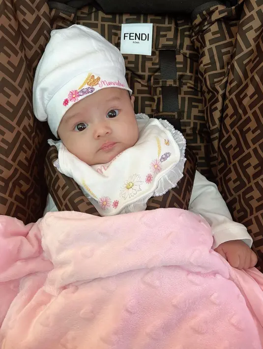 Lahir pada 2 Februari 2022 kemarin, tak terasa waktu cepat berlalu dan Ameena kini sudah berusia 3 bulan. (Instagram @ameenaatta)