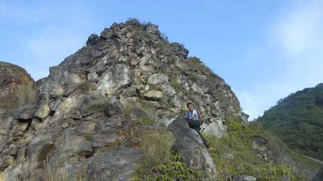 Gunung Ambang dengan tebing dan bebatuan terjalnya di Sulawesi