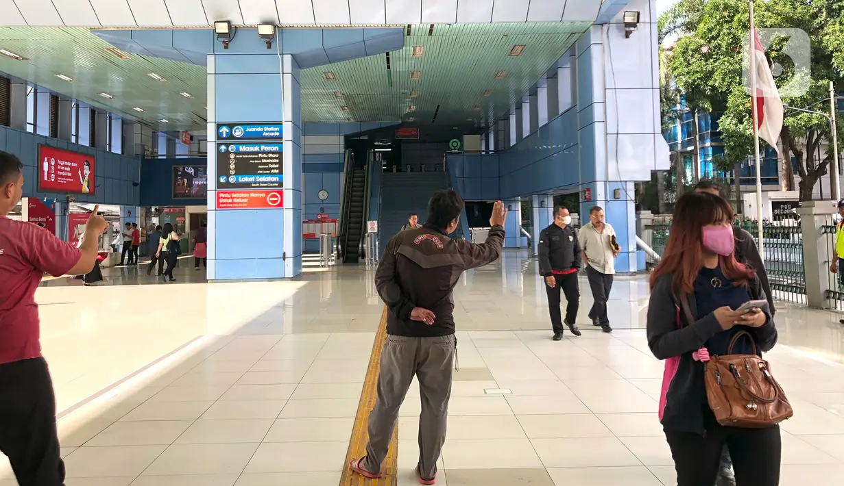 Suasana di Stasiun Juanda, Jakarta, Senin (9/3/2020). Penataan Stasiun Juanda, Stasiun Tanah Abang, Stasiun Senen, dan Stasiun Sudirman merupakan bagian kerja sama PT MRT dengan PT KAI. (Liputan6.com/Immanuel Antonius)
