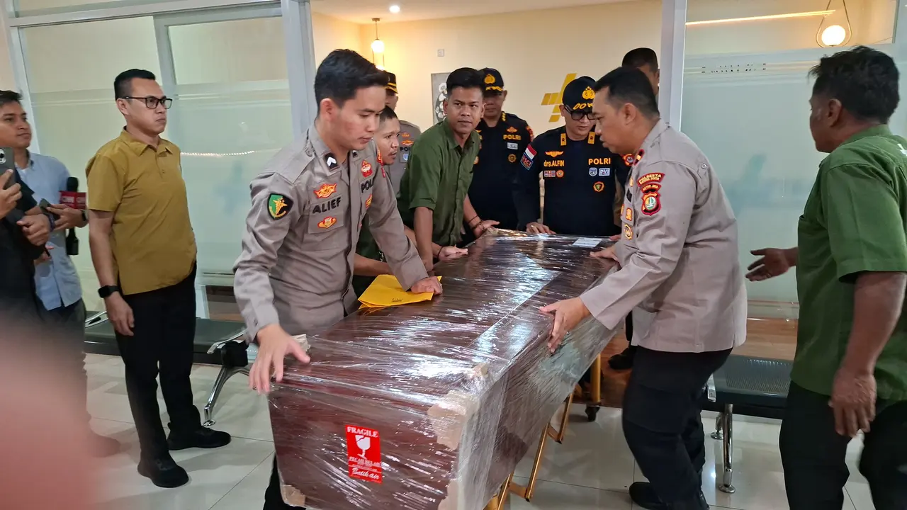 Jenazah Surakman, korban tewas dalam insiden hilangnya kapal cepat (speedboat) KM Arupadhatu 1 tiba di Bandara Soekarno-Hatta. (Liputan6.com/Pramita)