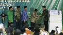 Presiden Jokowi bersalaman dengan KH Said Aqil Siradj usai membuka Mukernas I Himpunan Pengusaha Nahdliyin di Jagakarsa, Jakarta, Jumat (5/5). (Liputan6.com/Angga Yuniar)