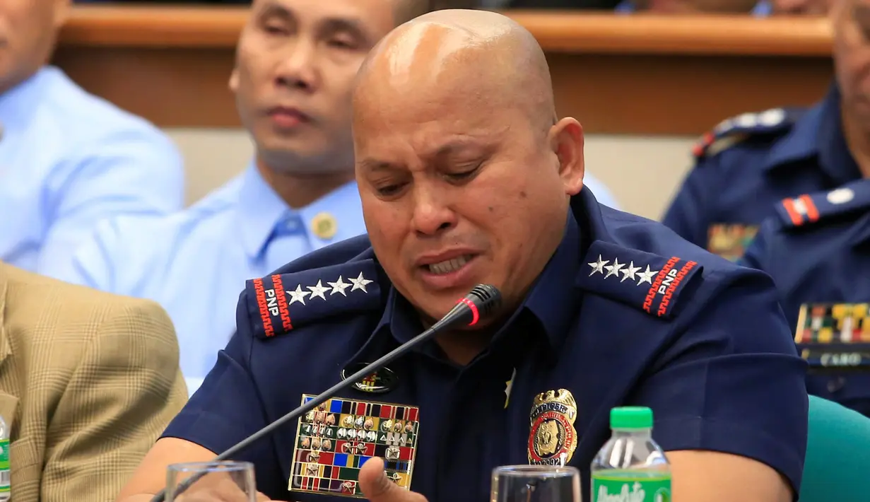 Kepala Polisi Nasional Filipina Ronald Dela Rosa menangis saat menyatakan sumpah setianya pada Presiden Duterte untuk memberantas narkoba, di hadapan Senat saat berlangsung sidang dengar pendapat di Manila, Rabu (23/11). (REUTERS/Romeo Ranoco)