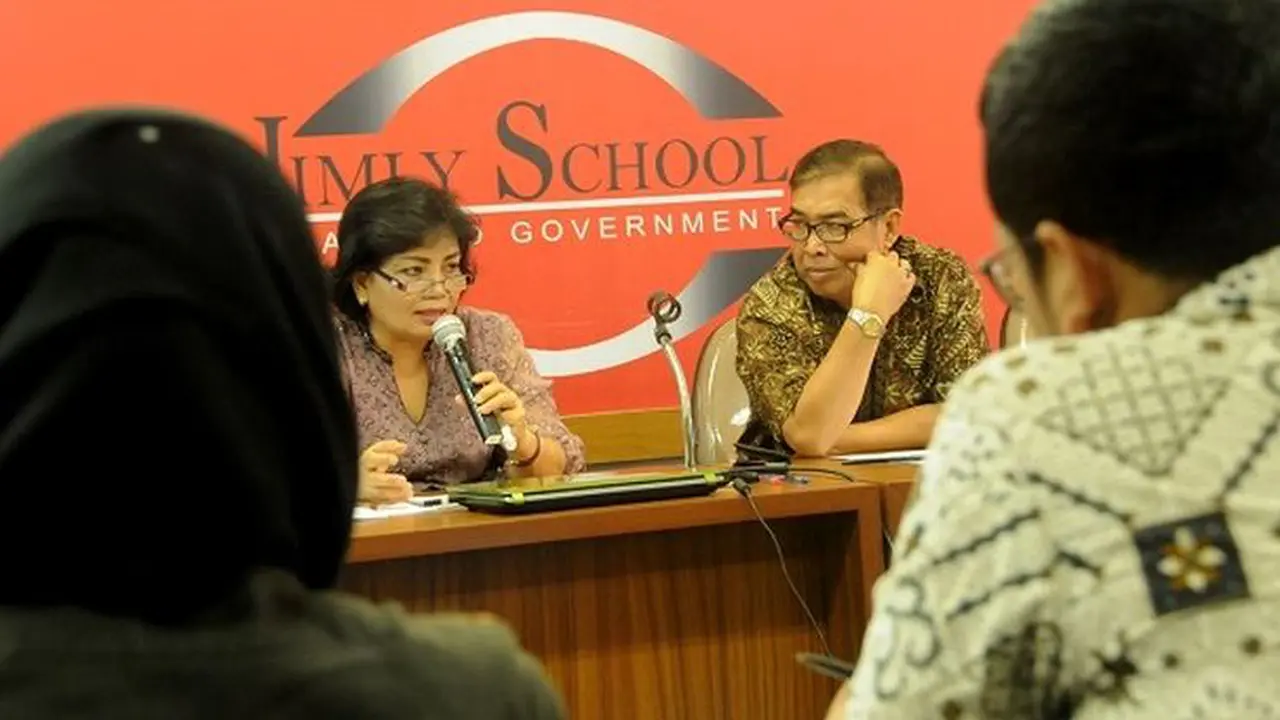 Kepala Biro Hukum dan Humas BNP2TKI Ramiany Sinaga, membuka Bimtek Legal Drafting di Jimly School Sarina Thamrin, 13 Nov 2015.