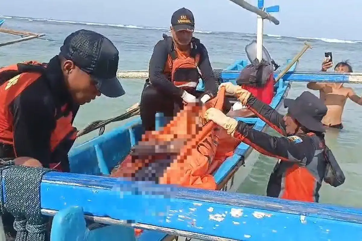 Proses evakuasi jasad korban yang hilang terseret ombak ketika berenang di Pantai Mandiri, Pesisir Barat, Lampung.