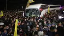 Tahanan Palestina dibebaskan oleh Israel sesaat setelah milisi Hamas melepas tiga sandera Israel yang ditahan di Gaza. (Ahmad GHARABLI/AFP)