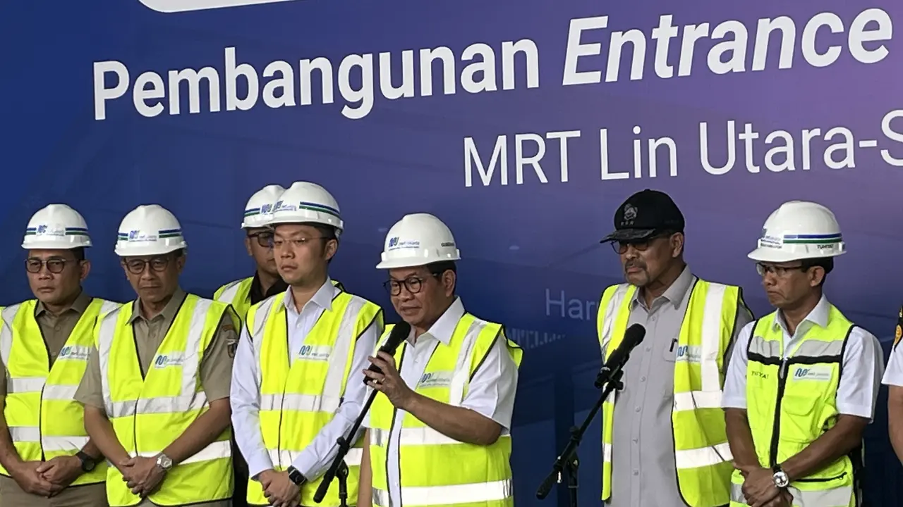 Gubernur DKI Jakarta Pramono Anung saat peletakan batu pertama atau groundbreaking pembangunan entrance Stasiun Harmoni MRT Jakarta Fase 2A.