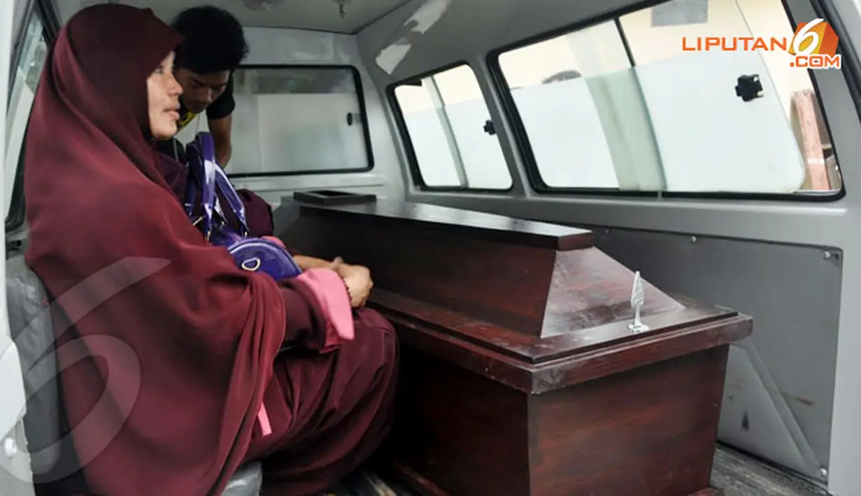Jenazah Arfan Abrahan alias Fani diambil setelah 4 hari berada di kamar jenazah Rumah Sakit Bhayangkara Polda Sulteng (Liputan6.com/Kontributor: M Taufan SP Bustan)