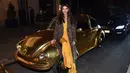 Aktris Victoria Justice berpose dengan mobil kodok berwarna emas saat menghadiri peluncuran Shine Collection Pandora Jewelry di New York City (14/3). Pandora Shine mengeluarkan koleksi terbarunya, perhiasan emas 18 karat. (Bryan Bedder/Getty Images/AFP)