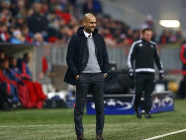 Pelatih Bayern Munchen, Pep Guardiola menyaksikan anak asuhnya berlaga pada lanjutan Liga Champions Gurp F di Stadon Allianz Arena, Munich, Jerman, Rabu ( 25/11/2015) dini hari WIB. (REUTERS/Michael Dalder)