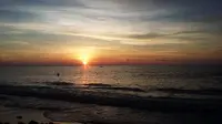 Menikmati matahari tenggelam di Pantai Tanjung Bayang, salah satu objek wisata cukup terkenal di Kota Makassar, Sulsel. (Liputan6.com/Eka Hakim)