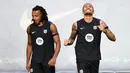 Pemain Real Madrid dan Barcelona melakukan persiapan jelang bentrok dalam El Clasico di Stadion Santiago Bernabeu pada pekan ke-11 La Liga 2024/2025. (AFP/Josep Lago)