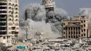Menara al-Ruya di kawasan Rimal, Kota Gaza, runtuh di tengah asap setelah serangan udara Israel pada 8 September 2025. (Omar AL-QATTAA/AFP)