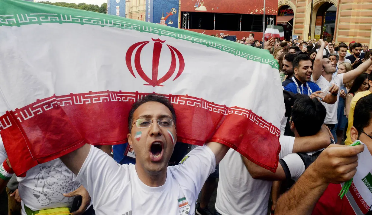 Para fans Iran merayakan kemenangan atas Maroko pada laga Piala Dunia di Saint Petersburg, Rusia, Jumat, (15/6/2018). Iran Menang 1-0 atas Maroko. (AFP/Olga Maltseva)