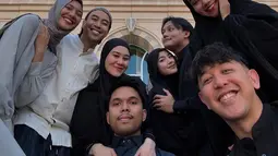 Mereka juga terlihat berfoto bersama pasangan masing-masing di Makkah. Aaliyah bersama Thariq, Sheila dengan Vidi, Mahalini bersama Rizky Febian, dan Yura dengan Donne. Momen kebersamaan ini banjir pujian karena mereka menciptakan circle pertemana yang harmonis. (Liputan6.com/IG/@rizkyfbian)