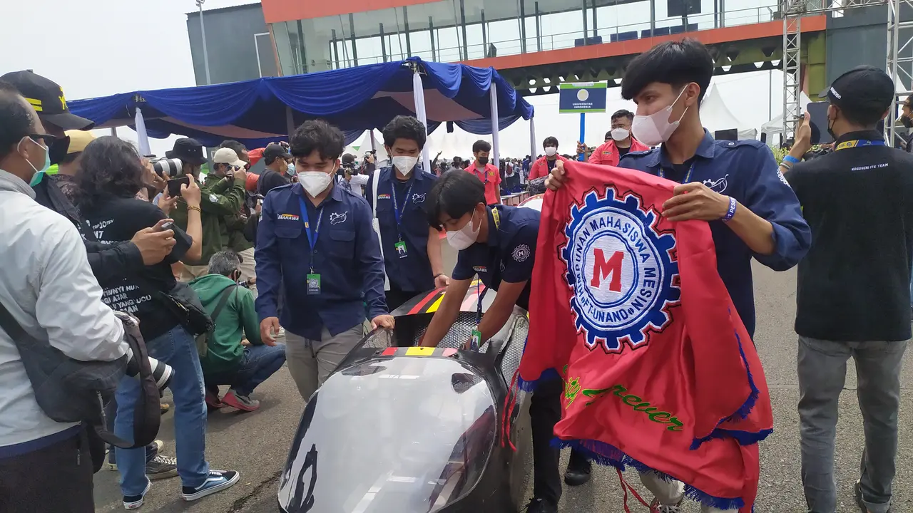 Kontes Mobil Hemat Energi (KMHE) 2021, di Sirkuit Gelora Bung Tomo (GBT), Pakal, Surabaya. (Dian Kurniawan/Liputan6.com)