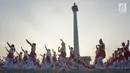 Peserta menari Poco-Poco memecahkan rekor Guinness World Records di Lapangan Monas, Jakarta, Minggu (5/8). Menari Poco-Poco dengan peserta terbanyak di dunia ini berlangsung dari Monas, Jalan MH Thamrin hingga Sudirman. (Merdeka.com/Iqbal S. Nugroho)