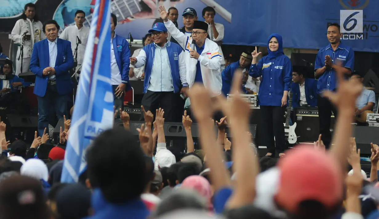 Ketum Partai Amanat Nasional (PAN), Zulkifli Hasan menyapa pendukung selama kampanye akbar Partai Amanat Nasional (PAN) di Sawangan, Depok, Kamis (27/3). Partai Amanat Nasional mengambil tema Doa dan Dendang Kemenangan.  (Liputan6.com/Herman Zakharia)
