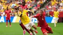 Pemain Kolombia Luis Diaz berebut bola dengan pemain Swiss Denis Zakaria dan Nico Elvedi selama pertandingan sepak bola babak 16 besar Piala Dunia antara Swiss dan Kolombia di Vancouver, British Columbia, Selasa, 7 Juli 2026. (AP/ The Canadian Press/ Ethan Cairns)