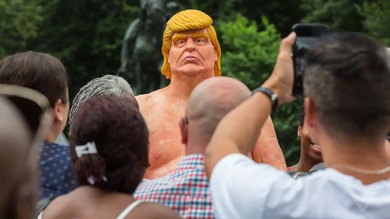 Permalukan Donald Trump, Patung Telanjang Tersebar di 5 Kota AS