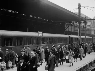 Penumpang berjalan di peron sebelum naik kereta utama, pada Oktober 1944 di stasiun Paris, beberapa bulan setelah Pembebasan Paris, selama Perang Dunia Kedua. (AFP Photo)