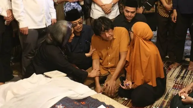 6 Potret Bella dan Chiki Fawzi Dampingi Marissa Haque di Momen Terakhirnya