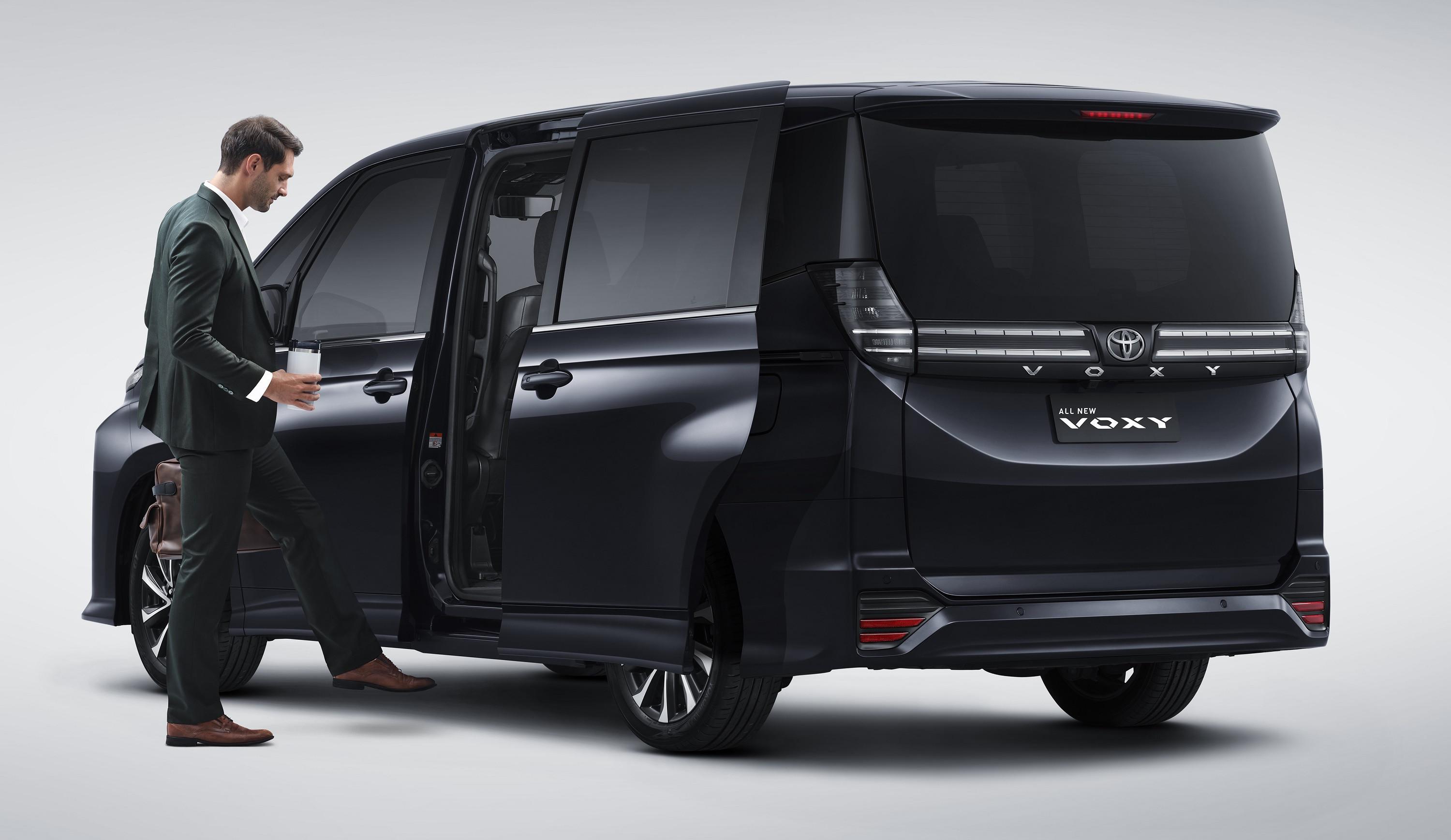 Ilustrasi penggunaan kick sensor di sliding door samping pada All New Toyota Voxy (TAM)