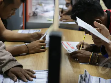 Calon penumpang kereta melakukan reservasi tiket mudik Lebaran di Stasiun Pasar Senen, Jakarta, Senin (13/4/2015). PT KAI mulai menjual tiket kereta untuk keberangkatan H-10 lebaran melalui reservasi online maupun loket. (Liputan6.com/Faizal Fanani)