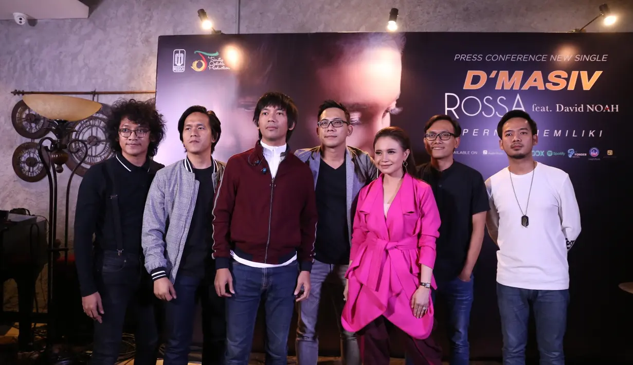 Menggandeng dua nama besar dalam industri musik, Rian menyebut kolaborasinya ini sebagai kolaborasi kombo. Vokalis itu tak bisa menyembunyikan rasa senangnya bisa kolaborasi dengan mereka. (Nurwahyunan/Bintang.com)