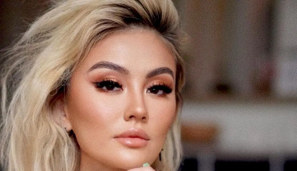<p>Tampil dengan rambut pendek berwarna blonde, penampilan Agnez Mo ini banjir pujian. Pelantun Matahariku ini juga tampil memesona dengan makeupnya yang flawless. (Liputan6.com/IG/@agnezmo)</p>