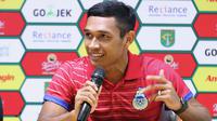 Gelandang Sabah FA, Azzizan Nordin, mempelajari kekuatan Persebaya sebelum laga uji coba. (Bola.com/Aditya Wany)