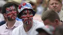 Beberapa suporter dengan wajah bergambar bendera Inggris hadir mendukung Andy Murray  saat melawan Sam Querrey pada perempat final Wimbledon 2017 di The All England Lawn Tennis Club, London, (12/7/2017). (AFP/Daniel Leal-Olivas)