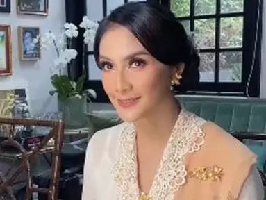 Sebagai sosok yang dikenal memperjuangkan budaya Betawi, Maudy Koesnaedi tampil memukau dengan kebaya modern berhiaskan bordir cantik khas Betawi. Tidak lupa, sanggul khas Betawi menambah keanggunan penampilannya sebagai pembawa acara. (Liputan6.com/IG/@olisherawati)