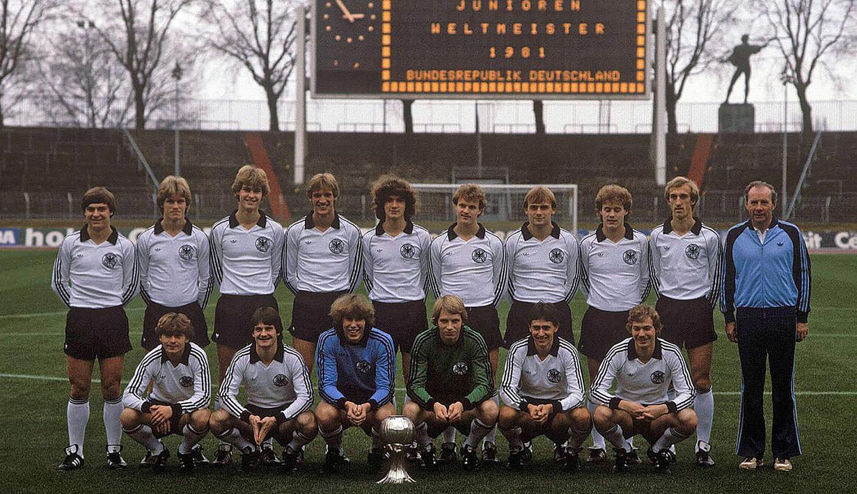Para pemain Jerman Barat berfoto bersama trofi Piala Dunia Yunior FIFA 1981. Piala Dunia U-20 tahun 1981 di Australia mempertemukan Jerman Barat dan Qatar di laga final. Jerman Barat menjadi juara setelah menang 4-0 atas Qatar. (dfb.de)