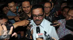 Gubernur Banten Rano Karno mendengarkan pertanyaan wartawan usai keluar dari gedung KPK, Jakarta,  Jumat (22/1). Rano Karno sudah pernah memberikan kesaksian dalam kasus yang sama pada Kamis (7/1). (Liputan6.com/Helmi Afandi)